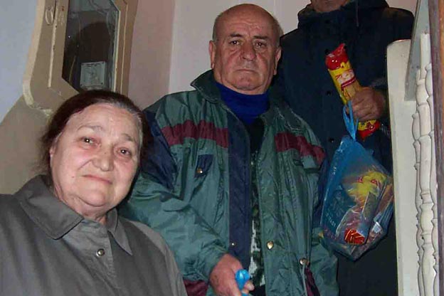 Giving food to pensioners who struggle to make ends meet